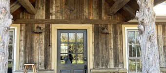 Upscale cottage on a farm in the middle of the city. Six miles to DFW airport. 