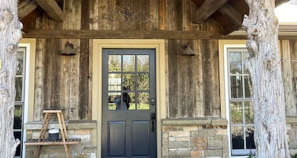 Upscale cottage on a farm in the middle of the city. Six miles to DFW airport.