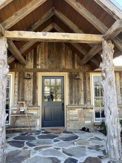 Upscale cottage on a farm in the middle of the city. Six miles to DFW airport. 