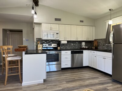 Upscale cottage on a farm in the middle of the city. Six miles to DFW airport. 