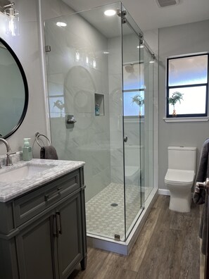 Shower, hair dryer, soap, shampoo - Upscale cottage on a farm in the middle of the city. Six miles to DFW airport.  (Flower Mound)