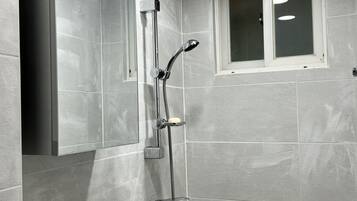 Haartrockner, Handtücher, Seife, Shampoo