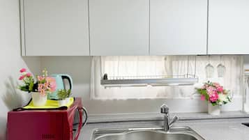 Refrigerador, microondas, tetera eléctrica y utensilios de cocina