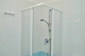 Villa, 2 Schlafzimmer, Balkon, Gartenblick | Badezimmer
