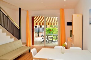 Villa, 2 habitaciones, balcón, vista al jardín | Restaurantes