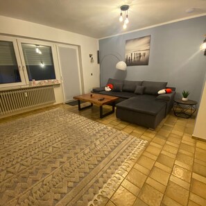 Smart TV, books - Vacation apartment Eppelborn, 80m² (Eppelborn)