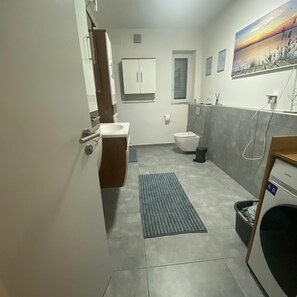 Shower, towels, soap, shampoo - Vacation apartment Eppelborn, 80m² (Eppelborn)