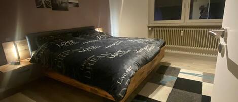 1 bedroom, desk, WiFi, bed sheets