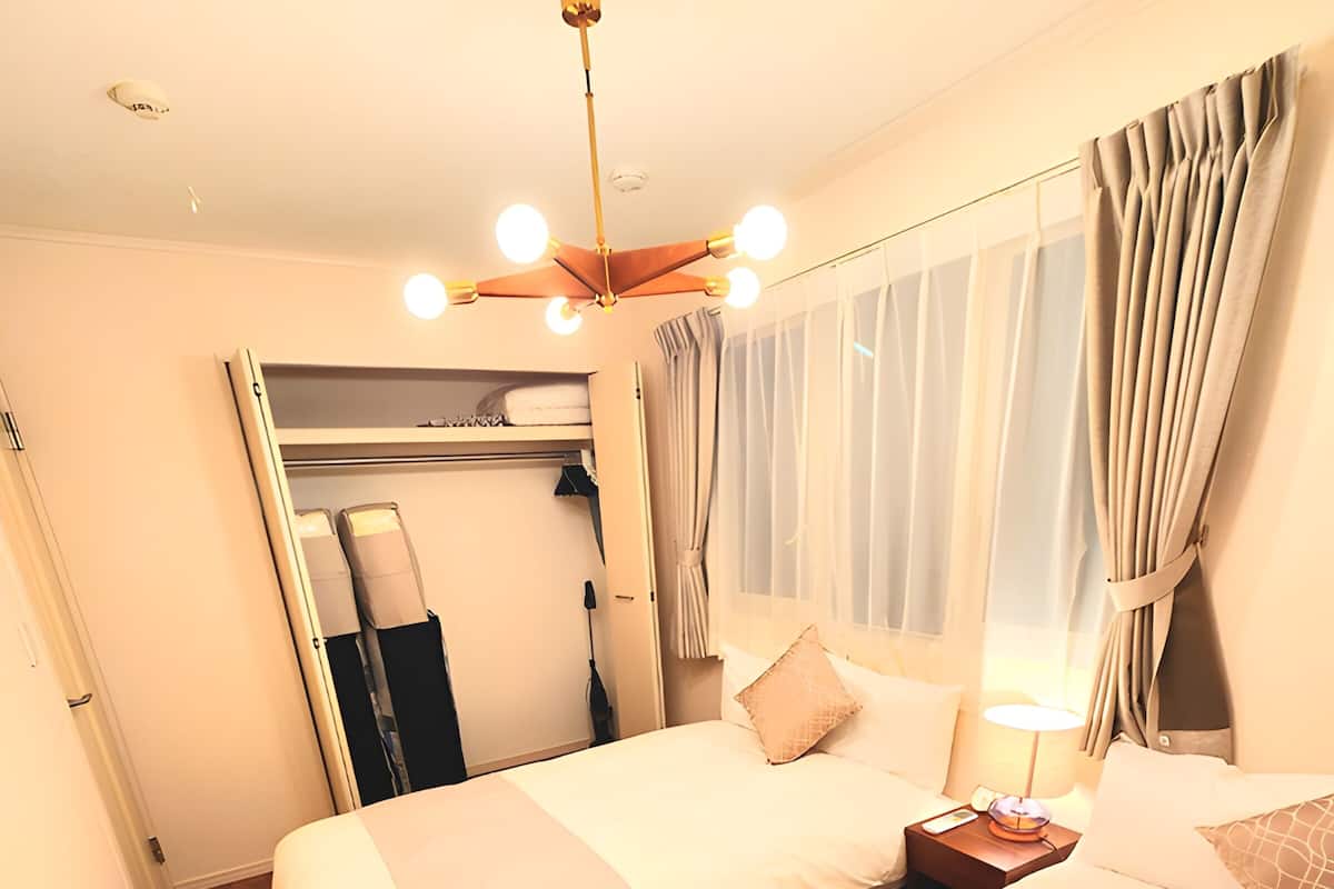 1 habitación, muebles diferentes y cortinas blackout