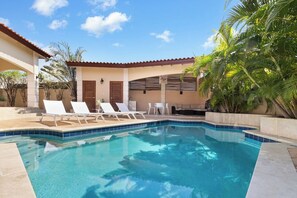 Pool - Serene 4BR Villa: Pool Views Oasis near Palm Beach (Noord)
