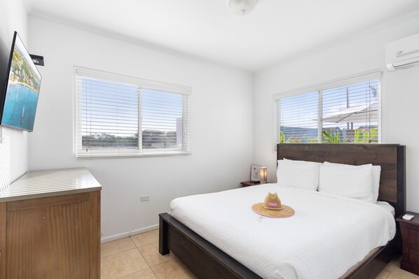 2 habitaciones, escritorio y tabla de planchar con plancha 