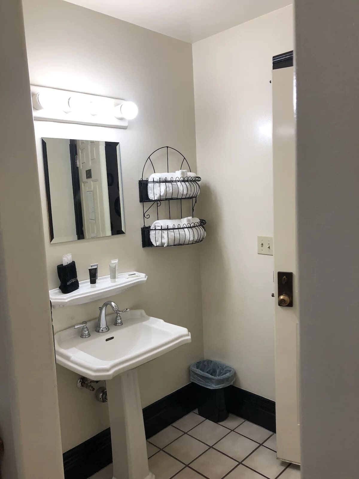 Douche, séchoir à cheveux, serviettes fournies