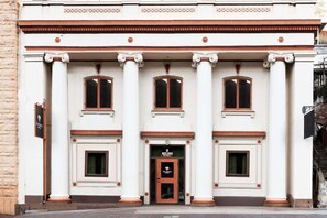 تفاصيل الفندق من الخارج