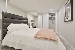 2 bedrooms, in-room safe, desk, iron/ironing board - Upscale Space - 5 min from Square One (Mississauga)