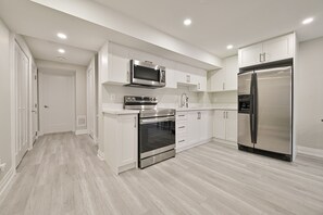 Fridge, microwave, oven, stovetop - Upscale Space - 5 min from Square One (Mississauga)
