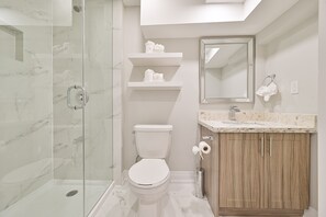 Hair dryer, towels, soap, shampoo - Upscale Space - 5 min from Square One (Mississauga)