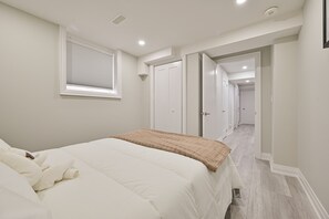 2 bedrooms, in-room safe, desk, iron/ironing board