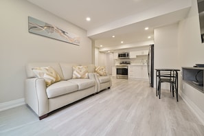 Smart TV - Upscale Space - 5 min from Square One (Mississauga)