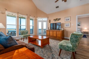 TV, books - Bayfront, amazing views, waterside decking, close to everything! – Sunscape (Dauphin Island)