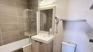 Un bagno moderno con doccia, WC e lavabo.
