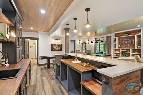 Stunning & Spacious Lookout Lodge |Half Acre Property |Floor-Ceiling Windows & Fireplace |Tree Views