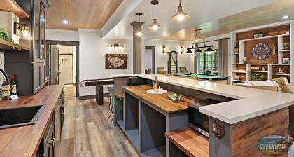 Stunning & Spacious Lookout Lodge |Half Acre Property |Floor-Ceiling Windows & Fireplace |Tree Views