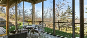 Stunning & Spacious Lookout Lodge |Half Acre Property |Floor-Ceiling Windows & Fireplace |Tree Views
