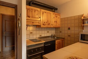 Kühlschrank, Mikrowelle, Ofen, Kochgeschirr/Geschirr/Besteck