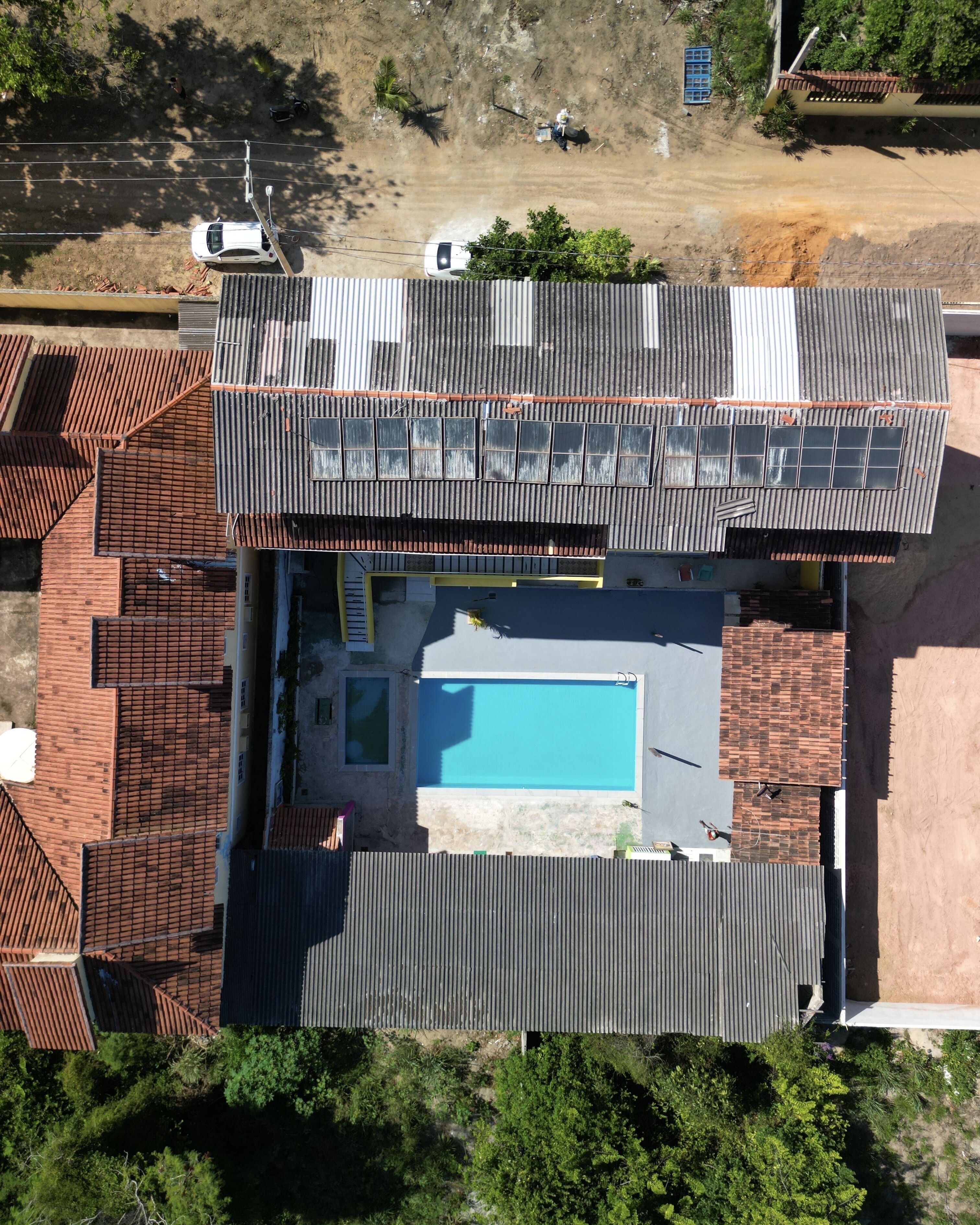 Un immeuble résidentiel doté d’une piscine, d’un garage et d’une cour clôturée.