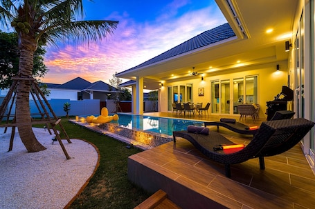 Fachada de la propiedad por la tarde o noche