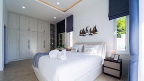 Une chambre moderne avec un grand lit, une armoire, une table de chevet et une fenêtre avec des rideaux.