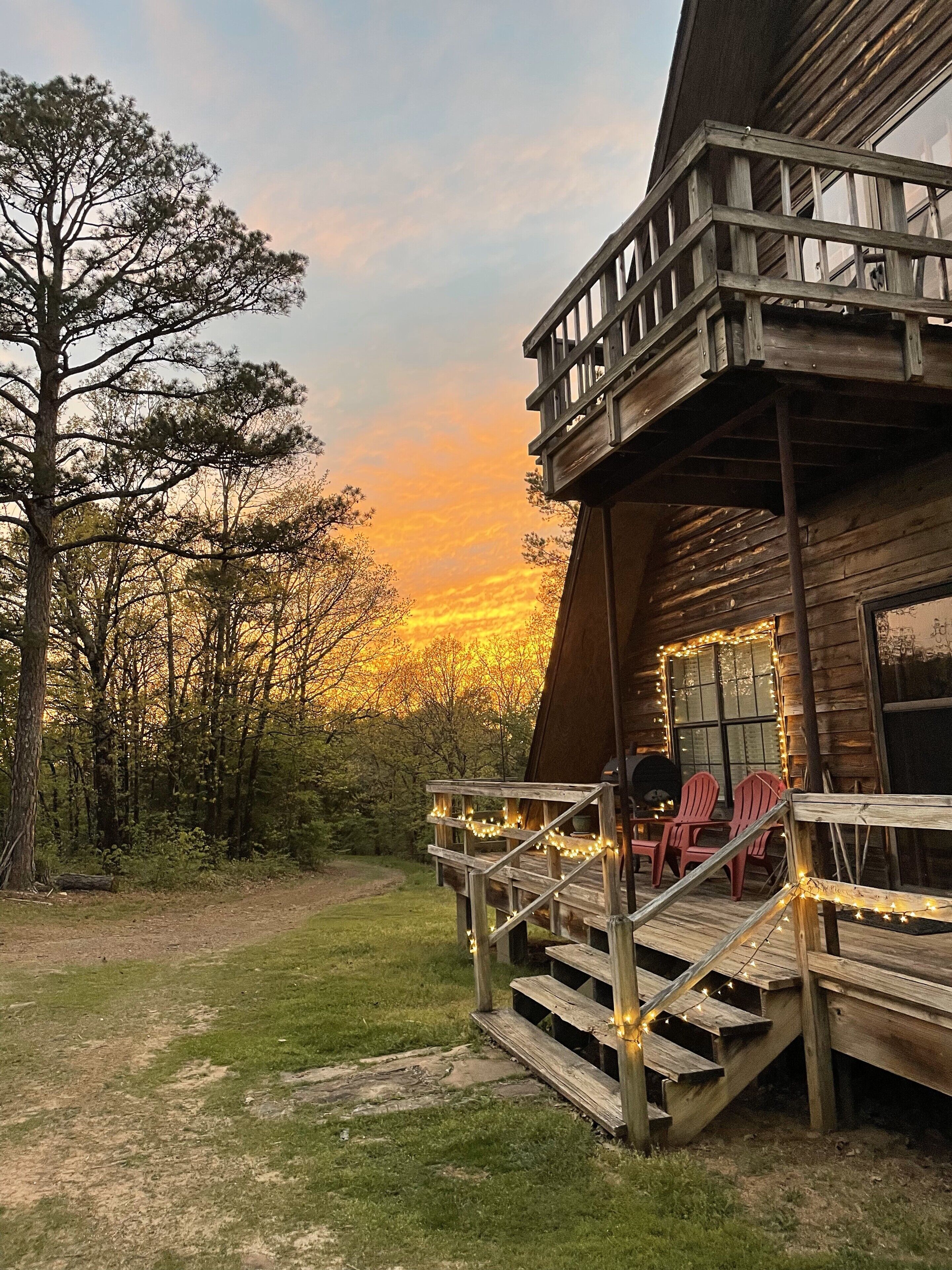 Magical lake house cabin on Blue Mtn Lake with Mt. Magazine views. Pet Friendly!