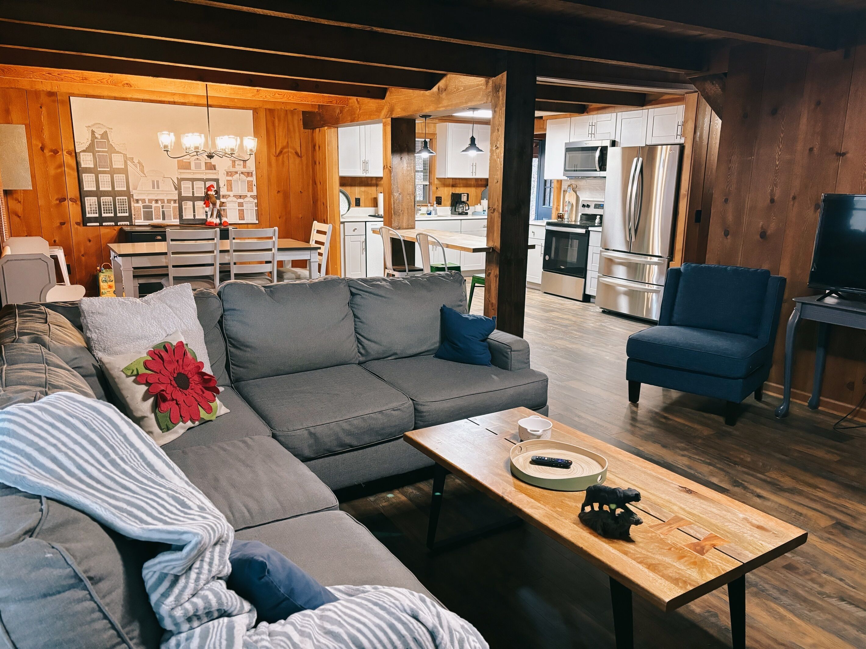 Smart-tv, een open haard, tafelvoetbal en boeken