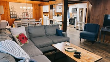 Smart-tv, een open haard, tafelvoetbal en boeken