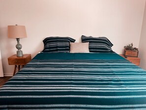 6 bedrooms, desk, iron/ironing board, travel crib - 2 for the price of 1! 6 Bdrms, 2 Firepits, 2 Arcades! (Cleveland)