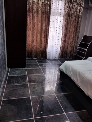 3 عدّة غرف نوم وواي فاي وملاءات أسرّة