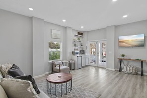 Una televisión, un reproductor de DVD