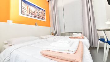 1 slaapkamer, een bureau, gratis wifi, beddengoed