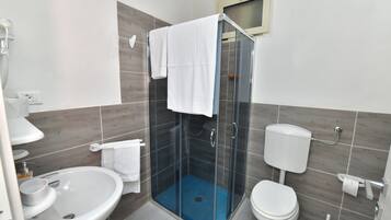 Douche, sèche-cheveux, serviettes fournies, savon