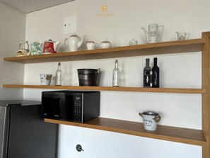 Cookware/dishes/utensils, kitchen islands