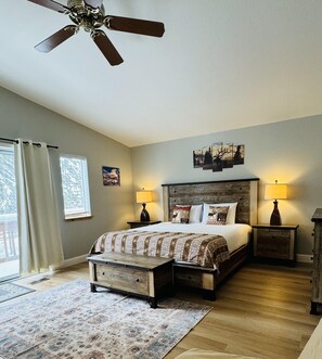 3 bedrooms, desk, iron/ironing board, Internet - Cozy Tahoe Vista home with fireplace, furnished deck, & forest view (Tahoe Vista)