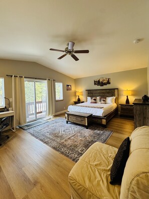 3 室のベッドルーム、デスク、アイロン / アイロン台、インターネット