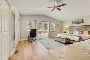 3 bedrooms, desk, iron/ironing board, Internet - Cozy Tahoe Vista home with fireplace, furnished deck, & forest view (Tahoe Vista)