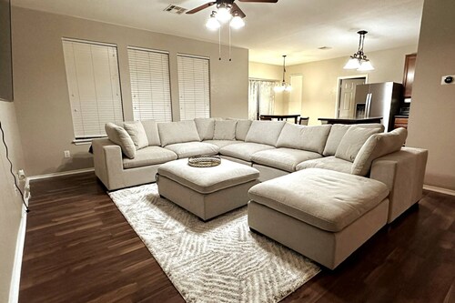 Spacious Luxe Retreat for family and groups Austin