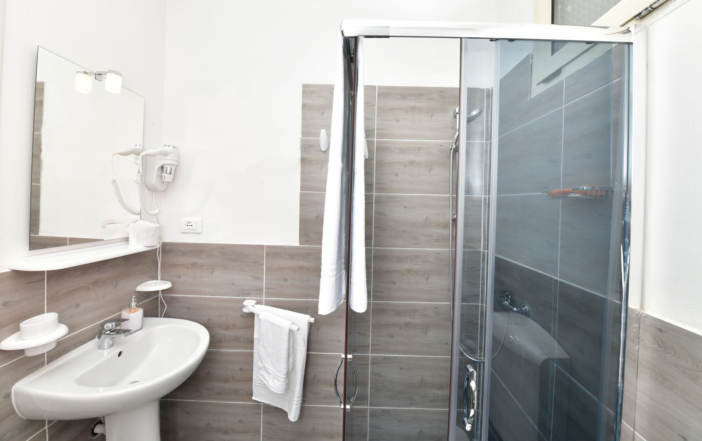Dusche, Haartrockner, Handtücher, Seife