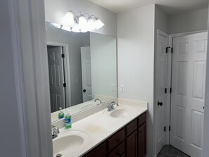 Hair dryer, towels, soap, toilet paper - Cozy and Exquisite Retreat in Serene Neighborhood Near Atlanta Airport  (Atlanta)