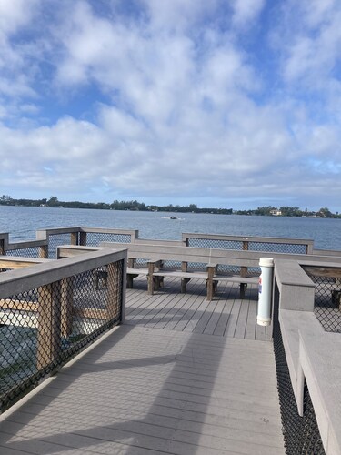 Ground Floor, walking distance to fishing pier, restaurants & shopping.