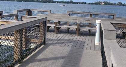 Ground Floor, walking distance to fishing pier, restaurants & shopping.