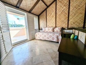 3 室のベッドルーム、WiFi (無料)、ベッドシーツ