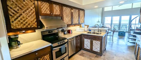 Refrigerador, microondas, horno, placa de cocina